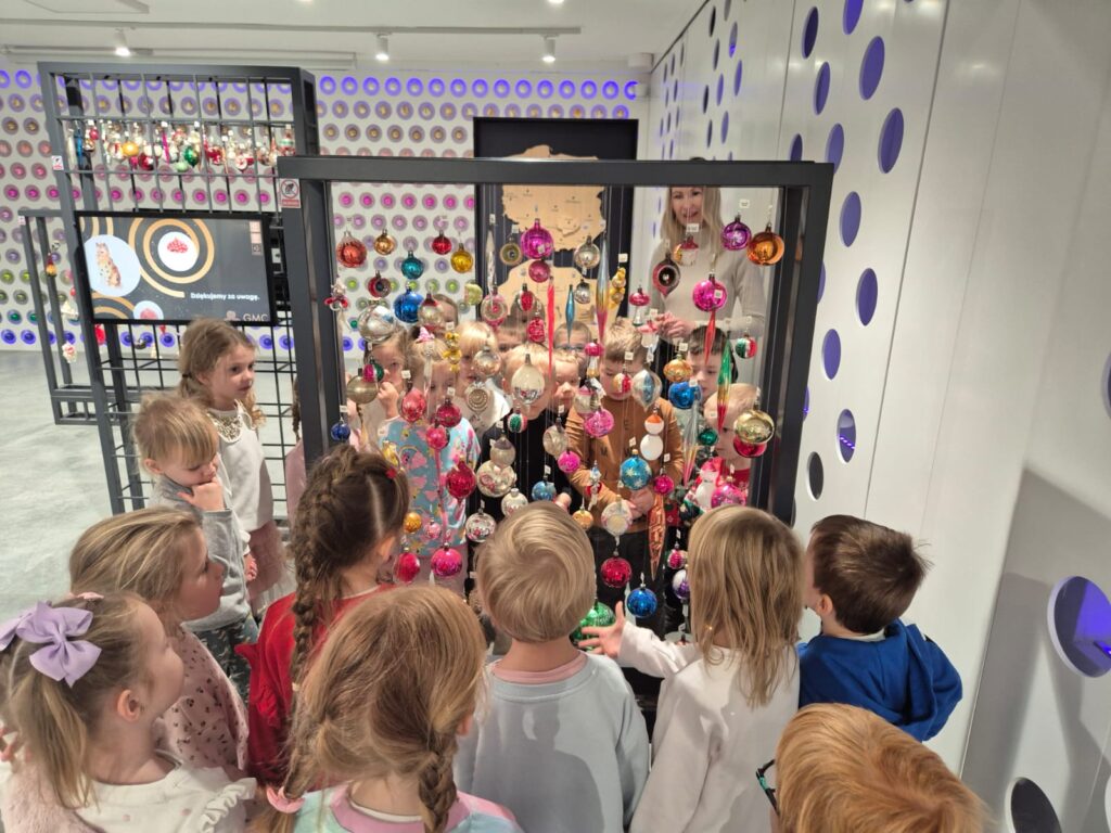 Wycieczka do Fabryki Bombki w Staszowie. Grupa "Wiewiórki".