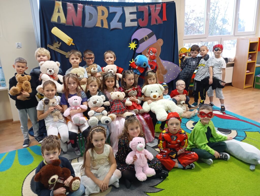 Bal Andrzejkowy z Pluszowym Misiem w grupie "Pszczółki".