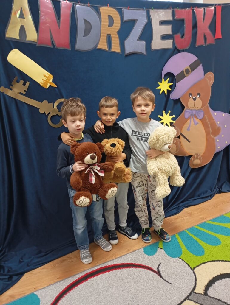 Bal Andrzejkowy z Pluszowym Misiem w grupie "Pszczółki".