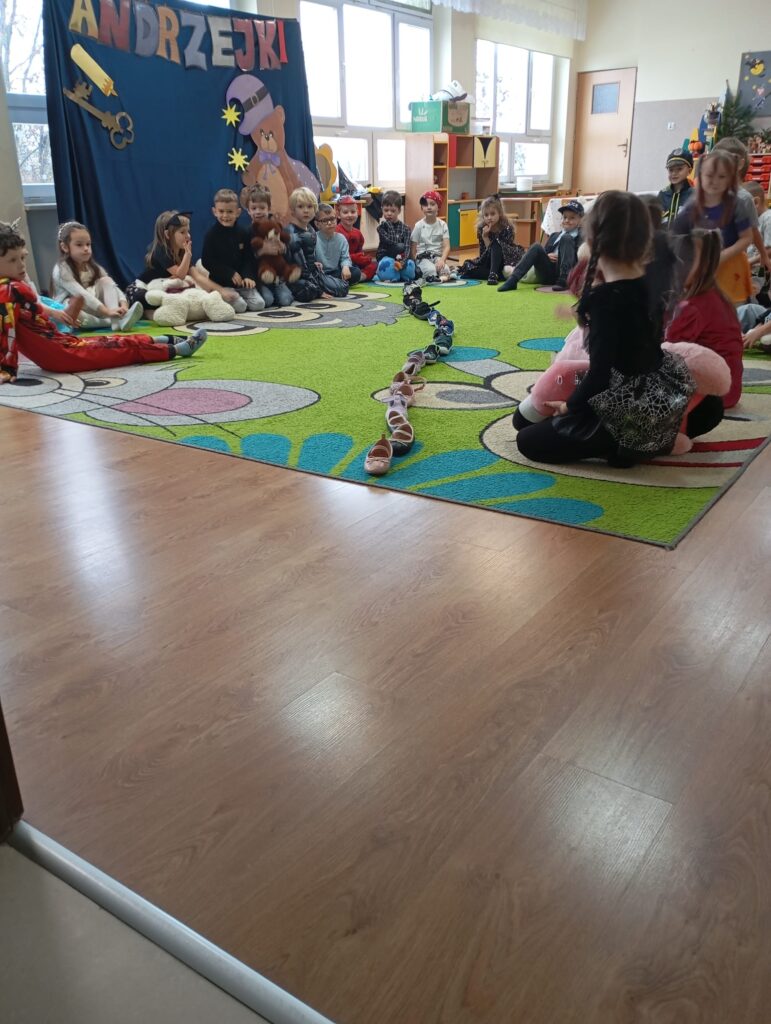 Bal Andrzejkowy z Pluszowym Misiem w grupie "Pszczółki".