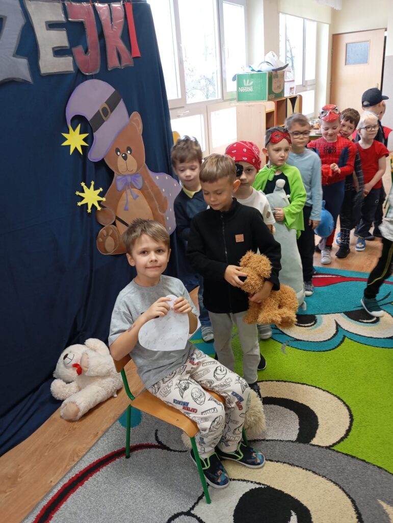 Bal Andrzejkowy z Pluszowym Misiem w grupie "Pszczółki".