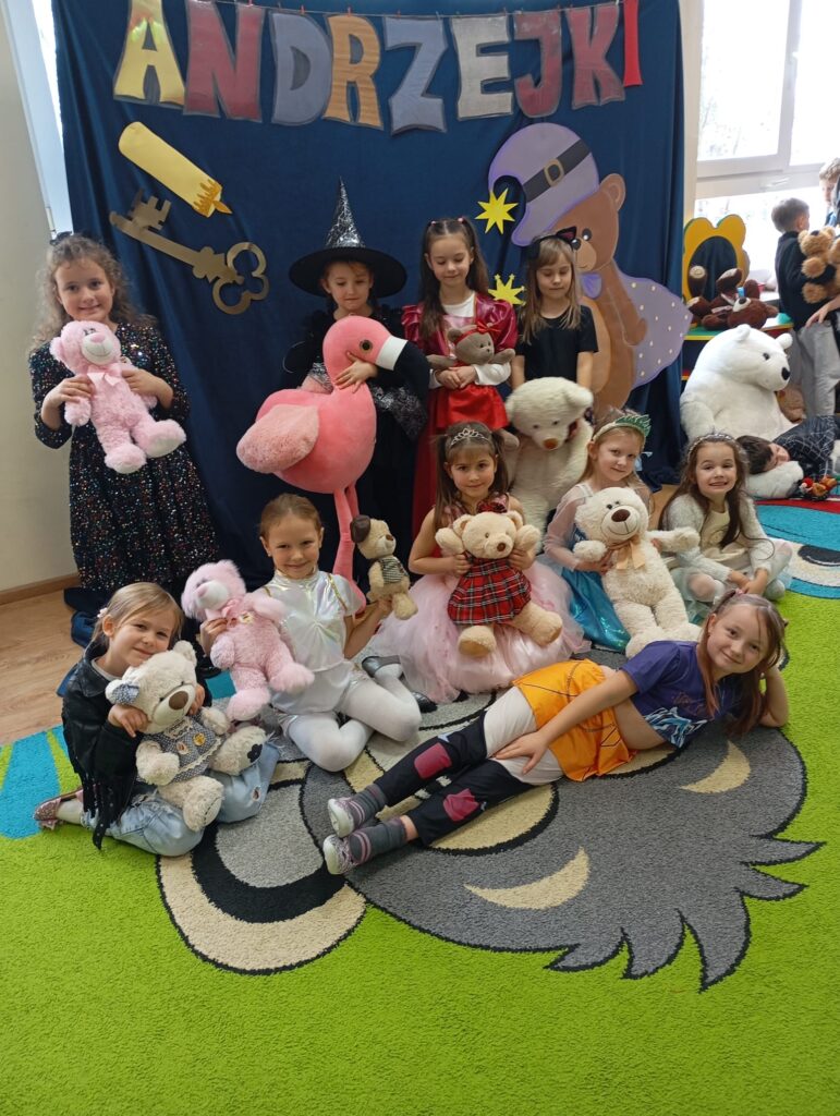 Bal Andrzejkowy z Pluszowym Misiem w grupie "Pszczółki".