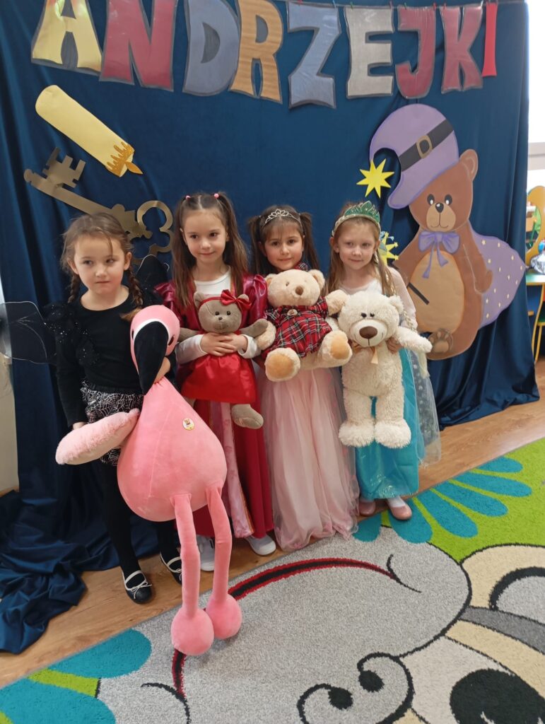 Bal Andrzejkowy z Pluszowym Misiem w grupie "Pszczółki".