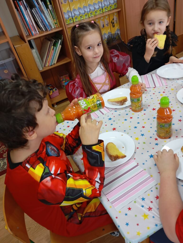 Bal Andrzejkowy z Pluszowym Misiem w grupie "Pszczółki".