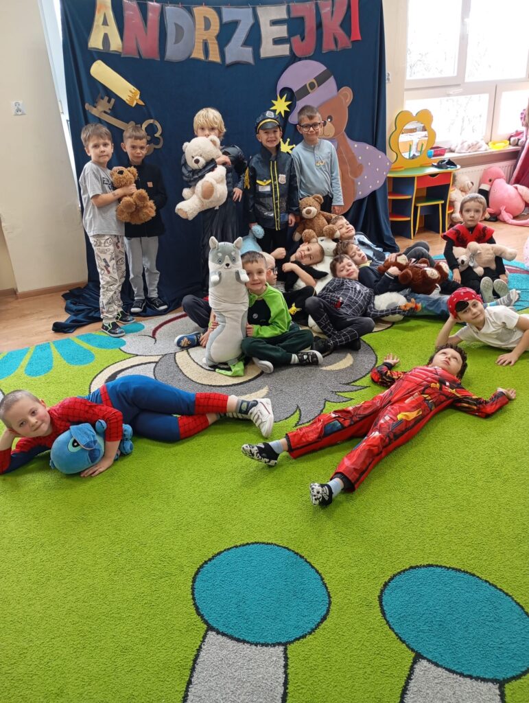 Bal Andrzejkowy z Pluszowym Misiem w grupie "Pszczółki".