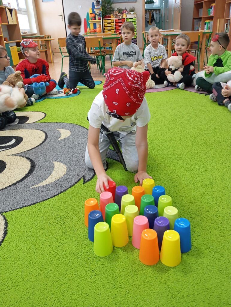 Bal Andrzejkowy z Pluszowym Misiem w grupie "Pszczółki".