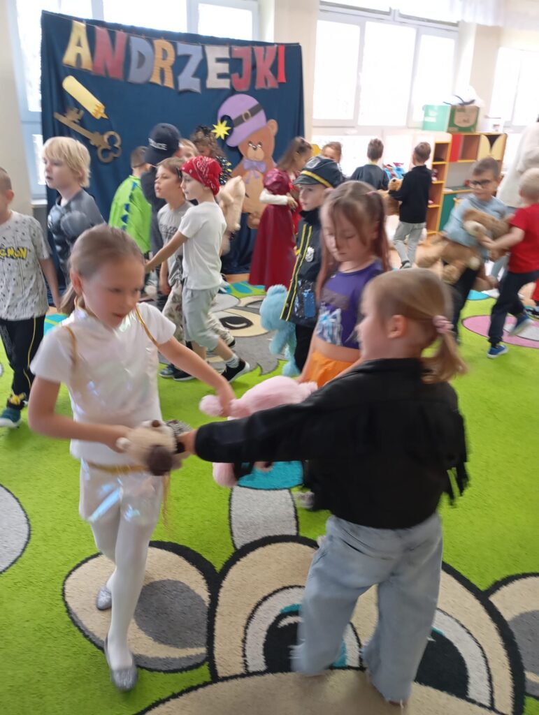 Bal Andrzejkowy z Pluszowym Misiem w grupie "Pszczółki".