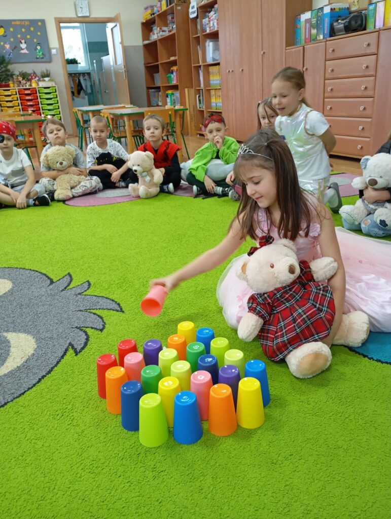 Bal Andrzejkowy z Pluszowym Misiem w grupie "Pszczółki".