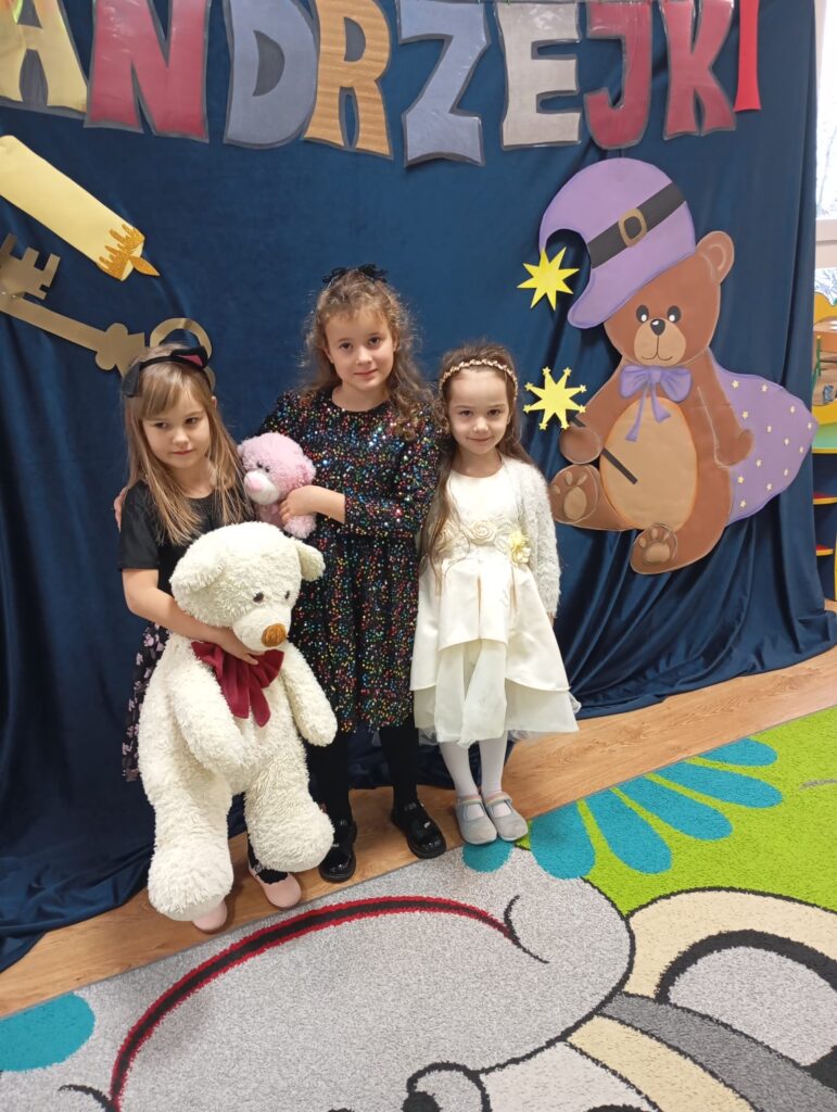 Bal Andrzejkowy z Pluszowym Misiem w grupie "Pszczółki".