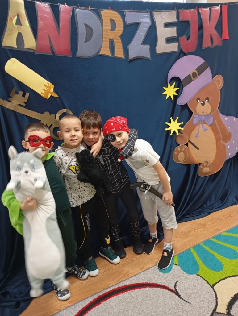 Bal Andrzejkowy z Pluszowym Misiem w grupie "Pszczółki".