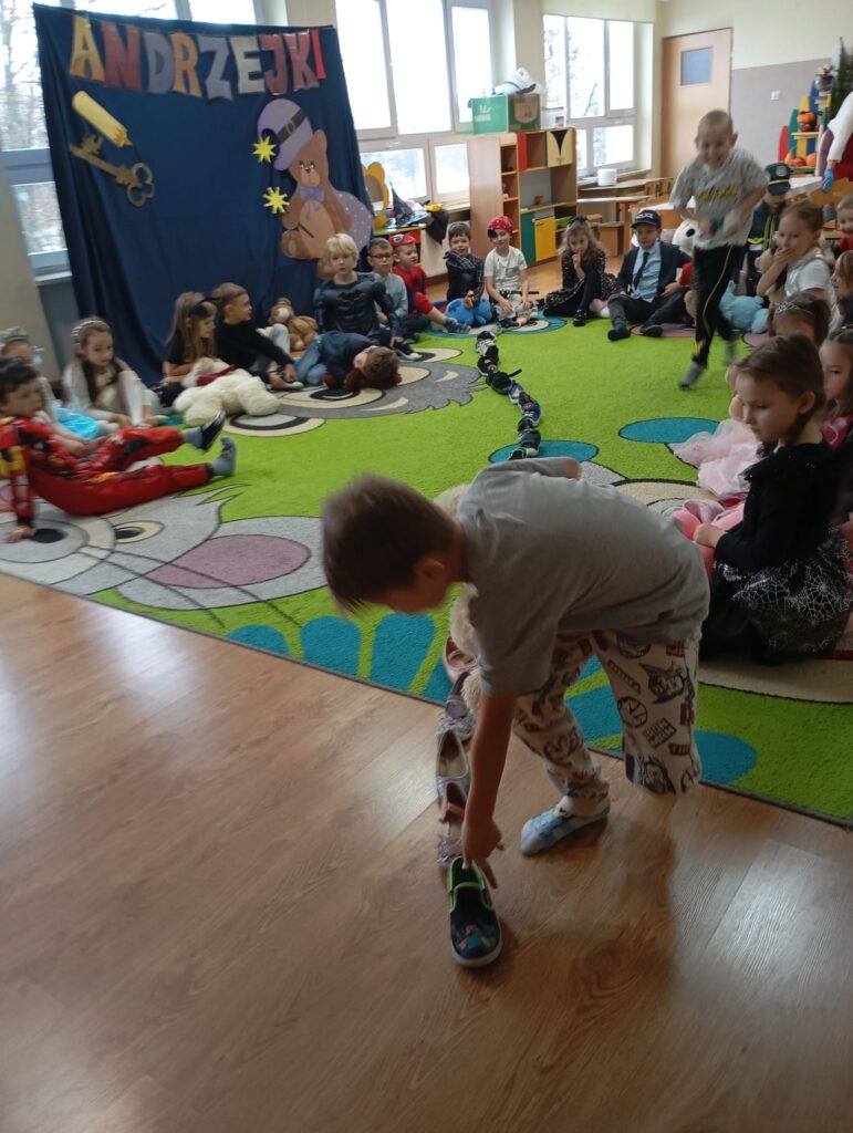 Bal Andrzejkowy z Pluszowym Misiem w grupie "Pszczółki".