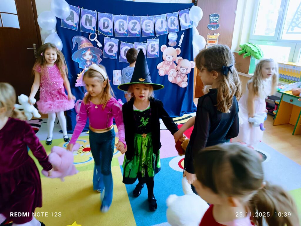 Andrzejki z Pluszowym Misiem w grupie "Motylki".