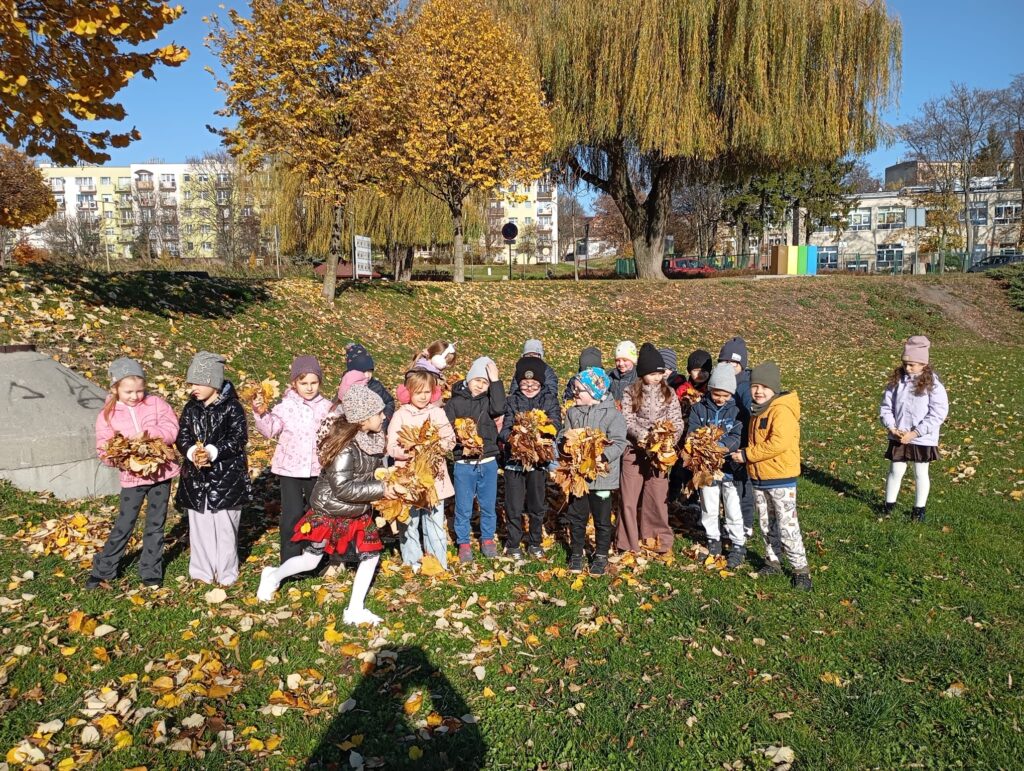 Jesienny spacer w grupie "Pszczółek".
