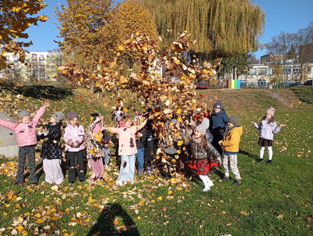 Jesienny spacer w grupie "Pszczółek".