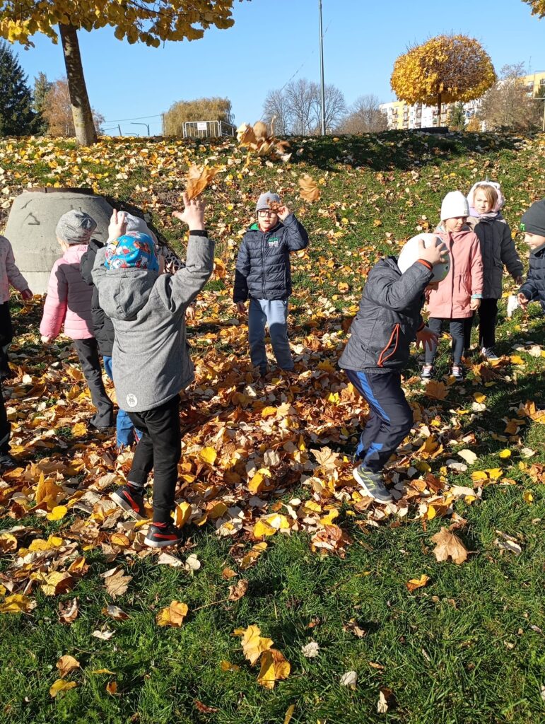 Jesienny spacer w grupie "Pszczółek".