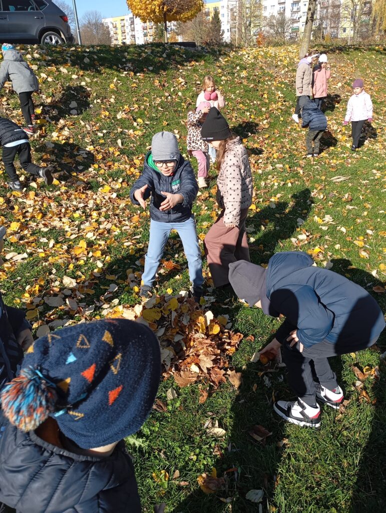 Jesienny spacer w grupie "Pszczółek".