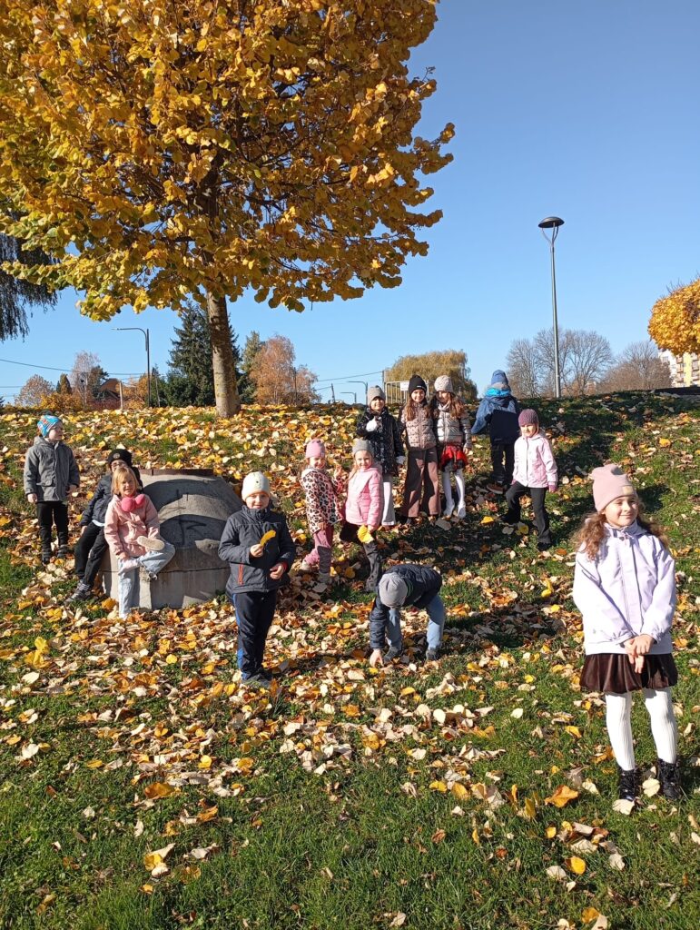 Jesienny spacer w grupie "Pszczółek".