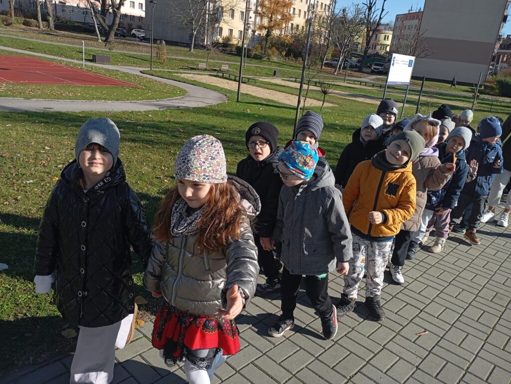Jesienny spacer w grupie "Pszczółek".