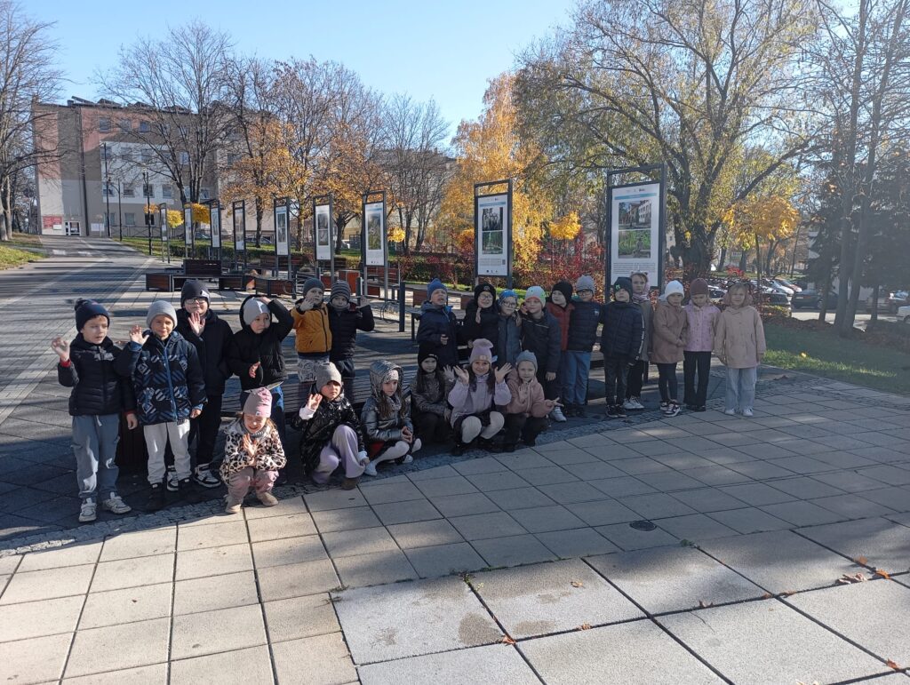 Jesienny spacer w grupie "Pszczółek".
