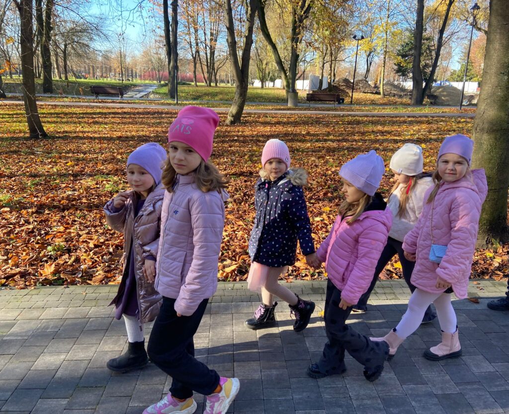 Wycieczka do Parku Zdrojowego w grupie "Motylki".