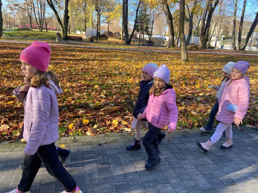 Wycieczka do Parku Zdrojowego w grupie "Motylki".