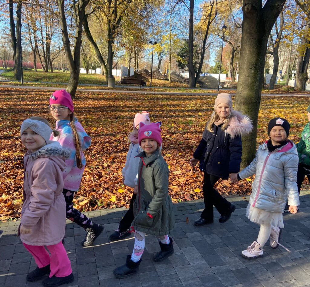 Wycieczka do Parku Zdrojowego w grupie "Motylki".