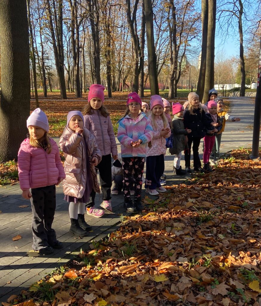 Wycieczka do Parku Zdrojowego w grupie "Motylki".