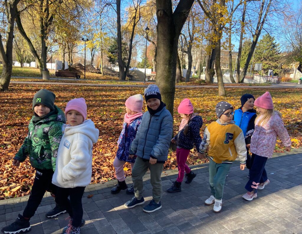 Wycieczka do Parku Zdrojowego w grupie "Motylki".