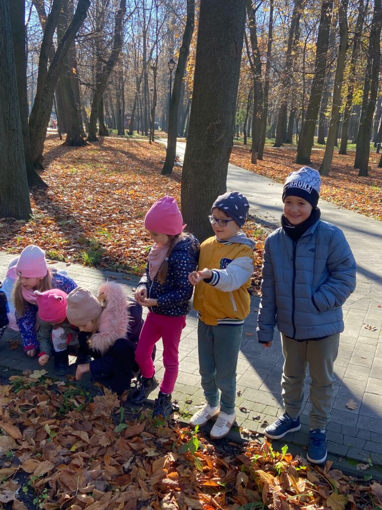 Wycieczka do Parku Zdrojowego w grupie "Motylki".