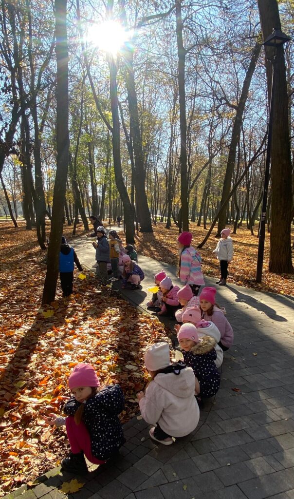 Wycieczka do Parku Zdrojowego w grupie "Motylki".