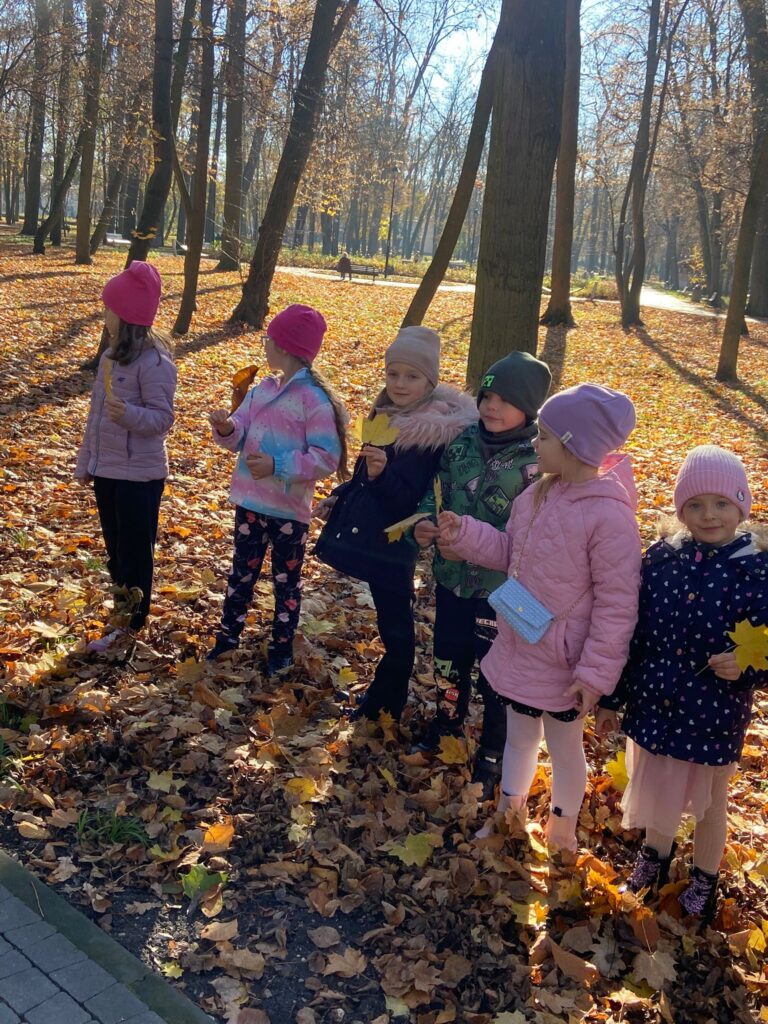 Wycieczka do Parku Zdrojowego w grupie "Motylki".