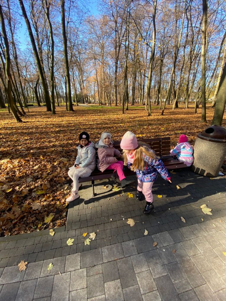 Wycieczka do Parku Zdrojowego w grupie "Motylki".