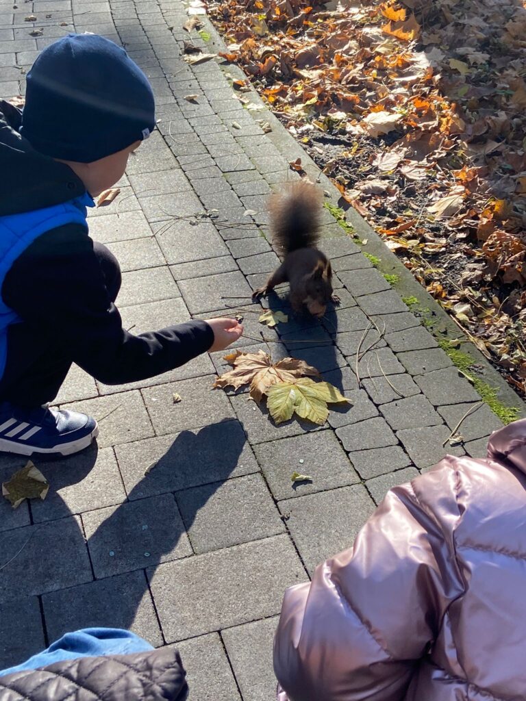 Wycieczka do Parku Zdrojowego w grupie "Motylki".