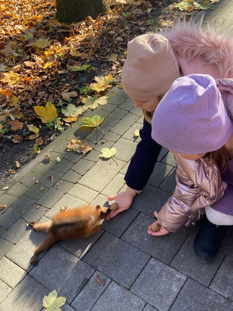 Wycieczka do Parku Zdrojowego w grupie "Motylki".