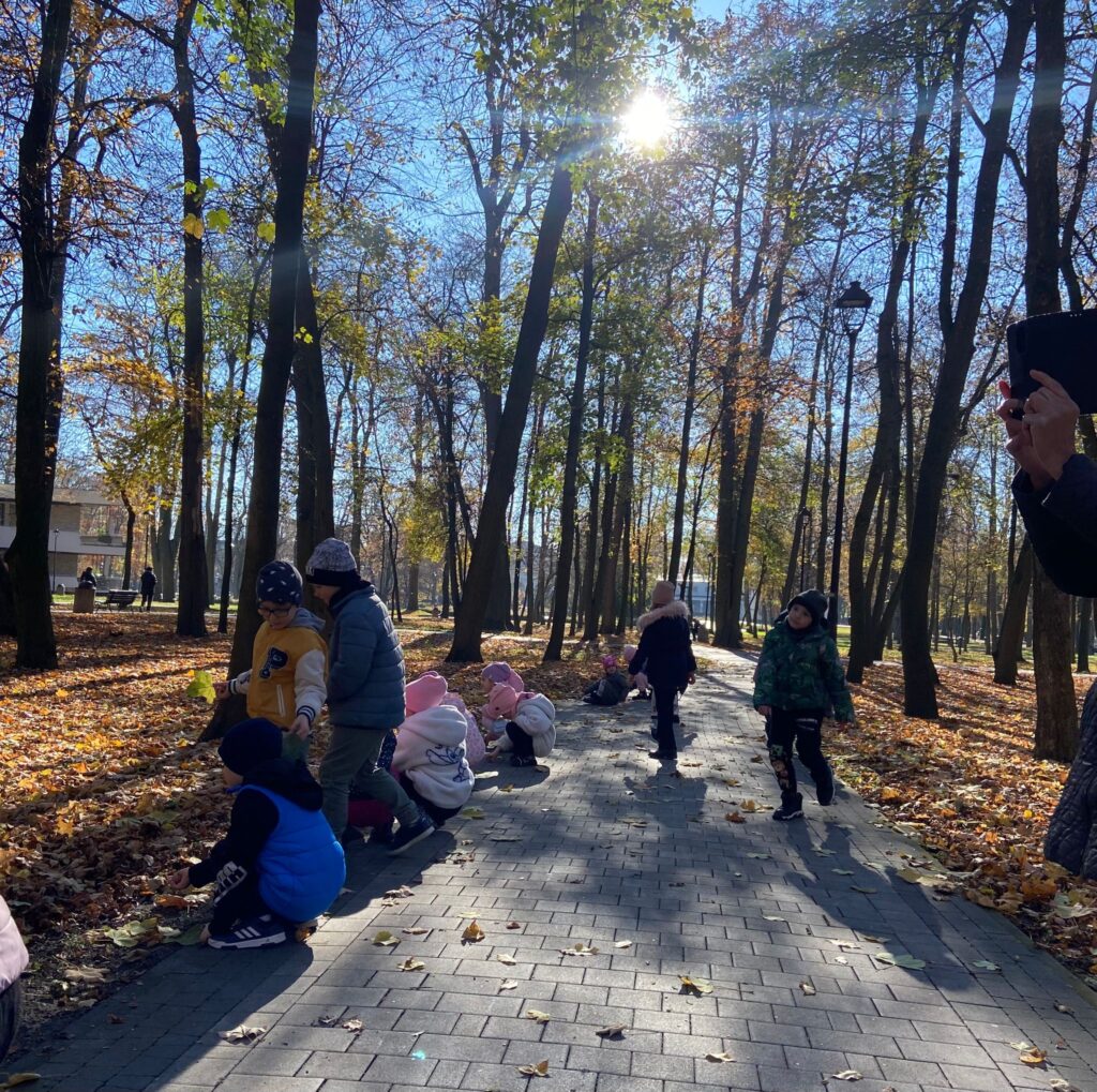 Wycieczka do Parku Zdrojowego w grupie "Motylki".