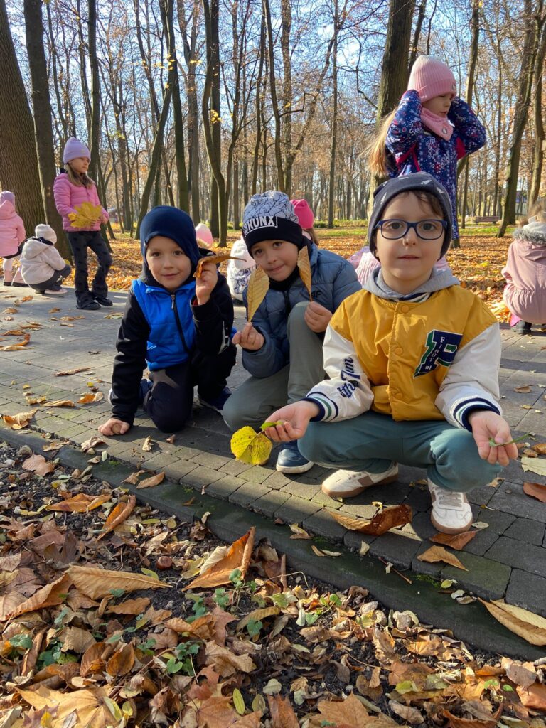 Wycieczka do Parku Zdrojowego w grupie "Motylki".