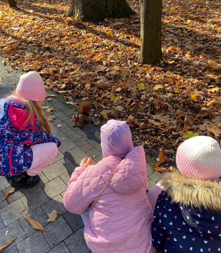 Wycieczka do Parku Zdrojowego w grupie "Motylki".