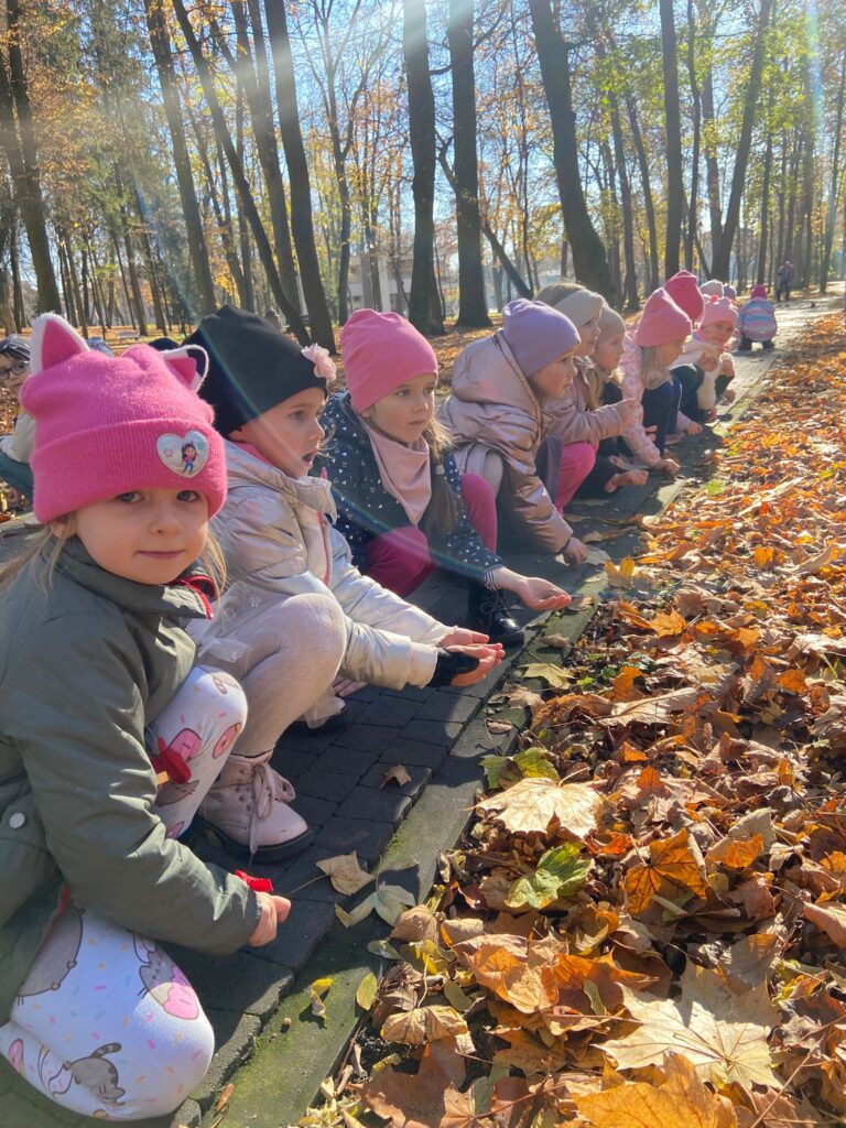 Wycieczka do Parku Zdrojowego w grupie "Motylki".