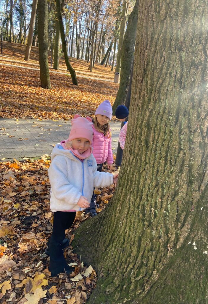 Wycieczka do Parku Zdrojowego w grupie "Motylki".
