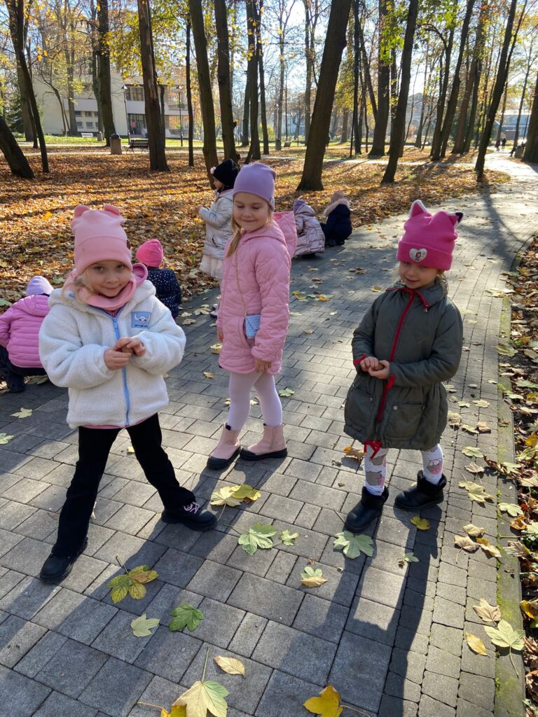 Wycieczka do Parku Zdrojowego w grupie "Motylki".