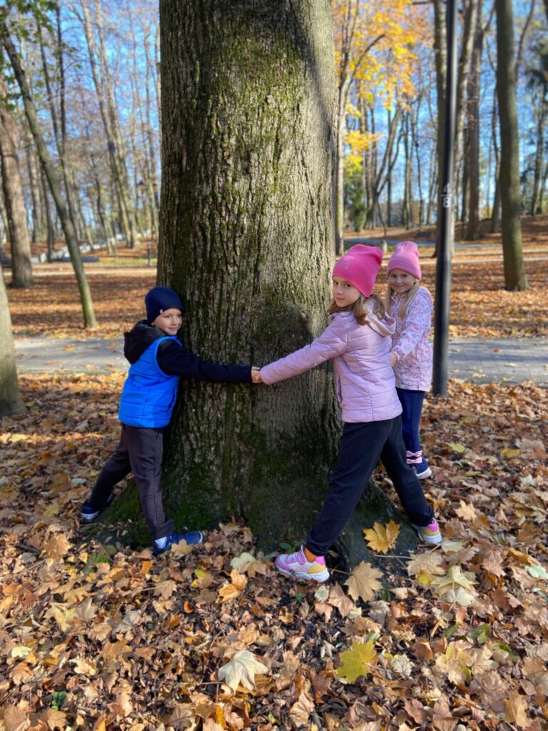 Wycieczka do Parku Zdrojowego w grupie "Motylki".