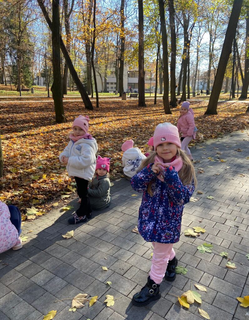 Wycieczka do Parku Zdrojowego w grupie "Motylki".
