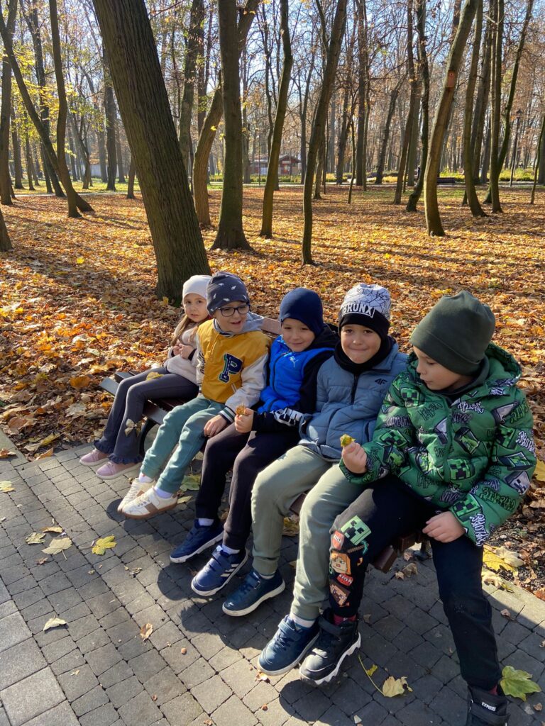 Wycieczka do Parku Zdrojowego w grupie "Motylki".