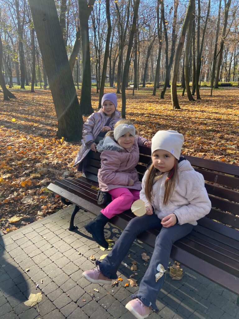 Wycieczka do Parku Zdrojowego w grupie "Motylki".