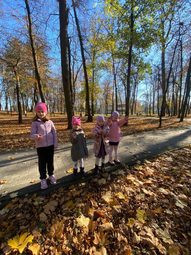 Wycieczka do Parku Zdrojowego w grupie "Motylki".