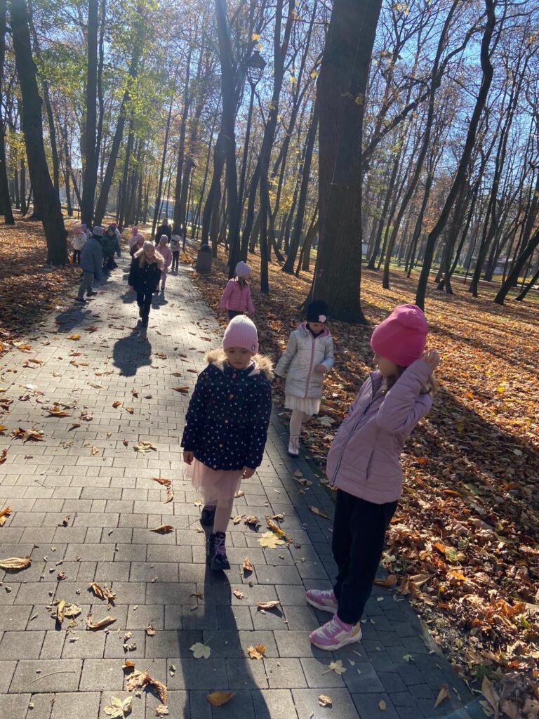 Wycieczka do Parku Zdrojowego w grupie "Motylki".