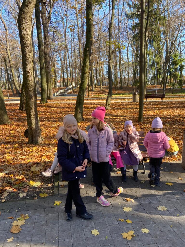 Wycieczka do Parku Zdrojowego w grupie "Motylki".