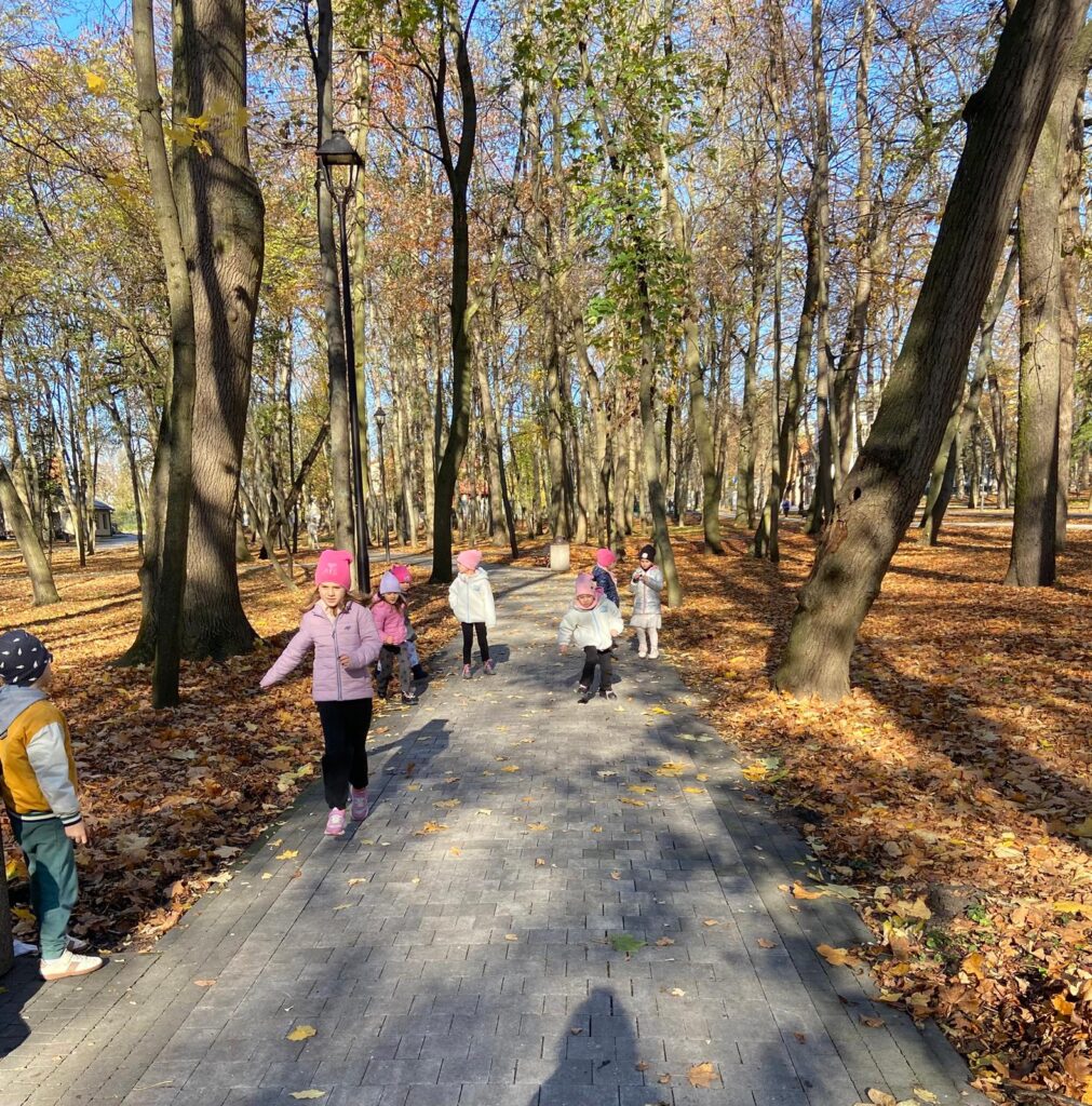 Wycieczka do Parku Zdrojowego w grupie "Motylki".