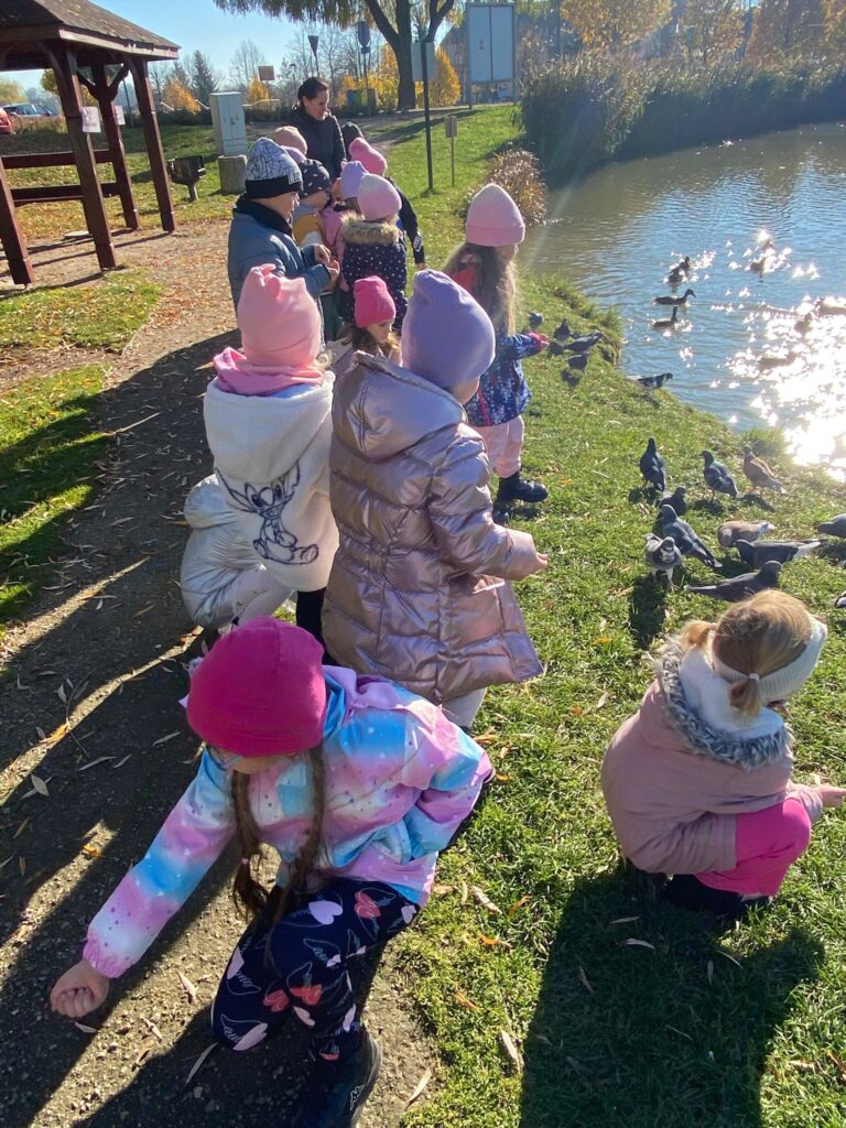 Spacer nad staw - dokarmianie ptaków w grupie "Motylki".