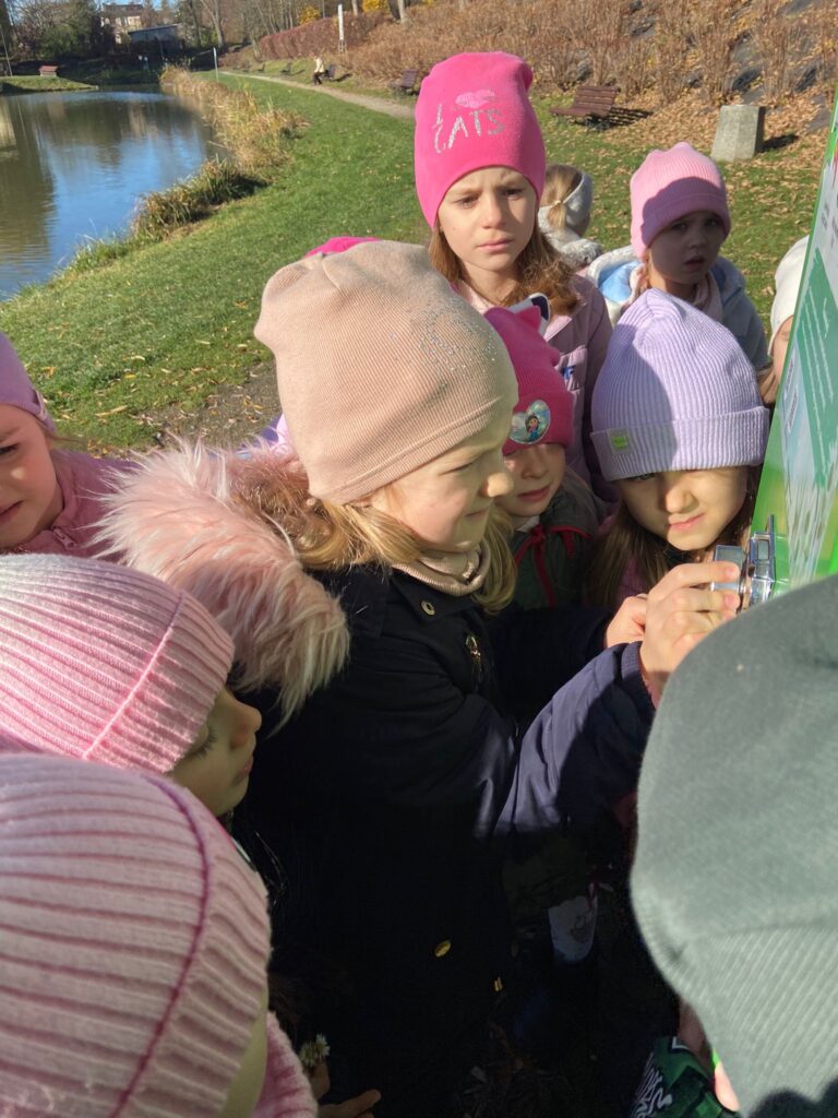 Spacer nad staw - dokarmianie ptaków w grupie "Motylki".